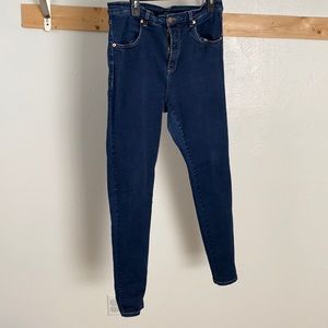 Dark Blue skinny Jeans.